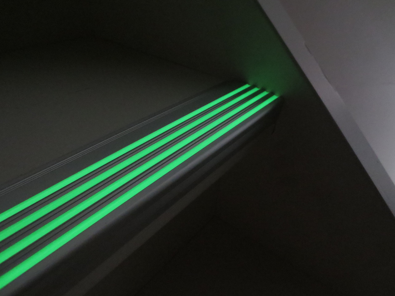 Hot Selling Luminous Stair Tread Nosing photoluminescent